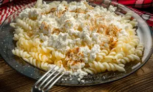 Fusilli z twarogiem i cynamonem, pyszny makaron na słodko, gotowy do jedzenia.