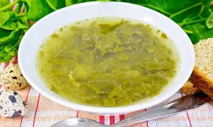 Jak jeść zupę szczawiową bez obaw o nerki? Neutralizuj szczawiany!
