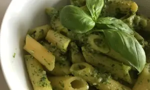 Zielone pesto bez ciemnienia? Odkryj sekrety kucharzy!