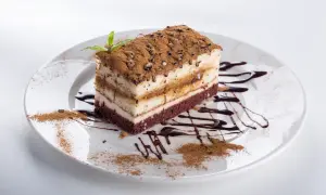 Ciasta z kremem w lodówce: Ile dni? Zachowaj świeżość i smak!
