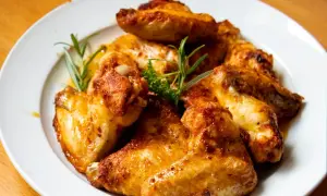 Skórka z kurczaka: kalorie, cholesterol. Czy warto ją jeść?