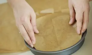 Wykładanie tortownicy papierem: 2 metody na idealne ciasto!