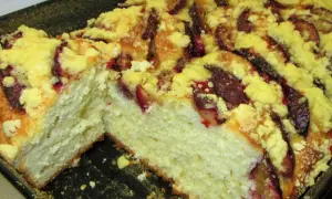 Puszyste ciasto drożdżowe z soczystymi śliwkami i chrupiącą kruszonką – najlepsze ciasto drożdżowe z owocami i kruszonką.