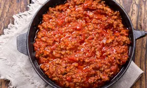Ulepsz sos boloński z torebki: Smak domowy w 15 minut!