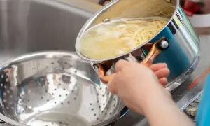 Olej do makaronu: Błąd, który psuje sos. Gotuj jak szef!