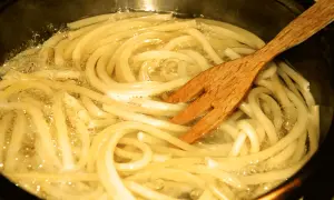 Jak odgrzać makaron, by nie był suchy? Trik restauracyjny!