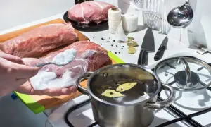 Sekret peklowania na mokro: Tabela solanki na litr wody bez błędów