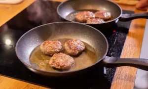 Dlaczego mięso kurczy się na patelni? Sekrety soczystości!