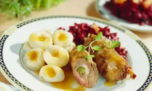 Rolada śląska z kluskami i modrą kapustą. Pyszne danie, którego rolada śląska kcal jest warta każdej kalorii.