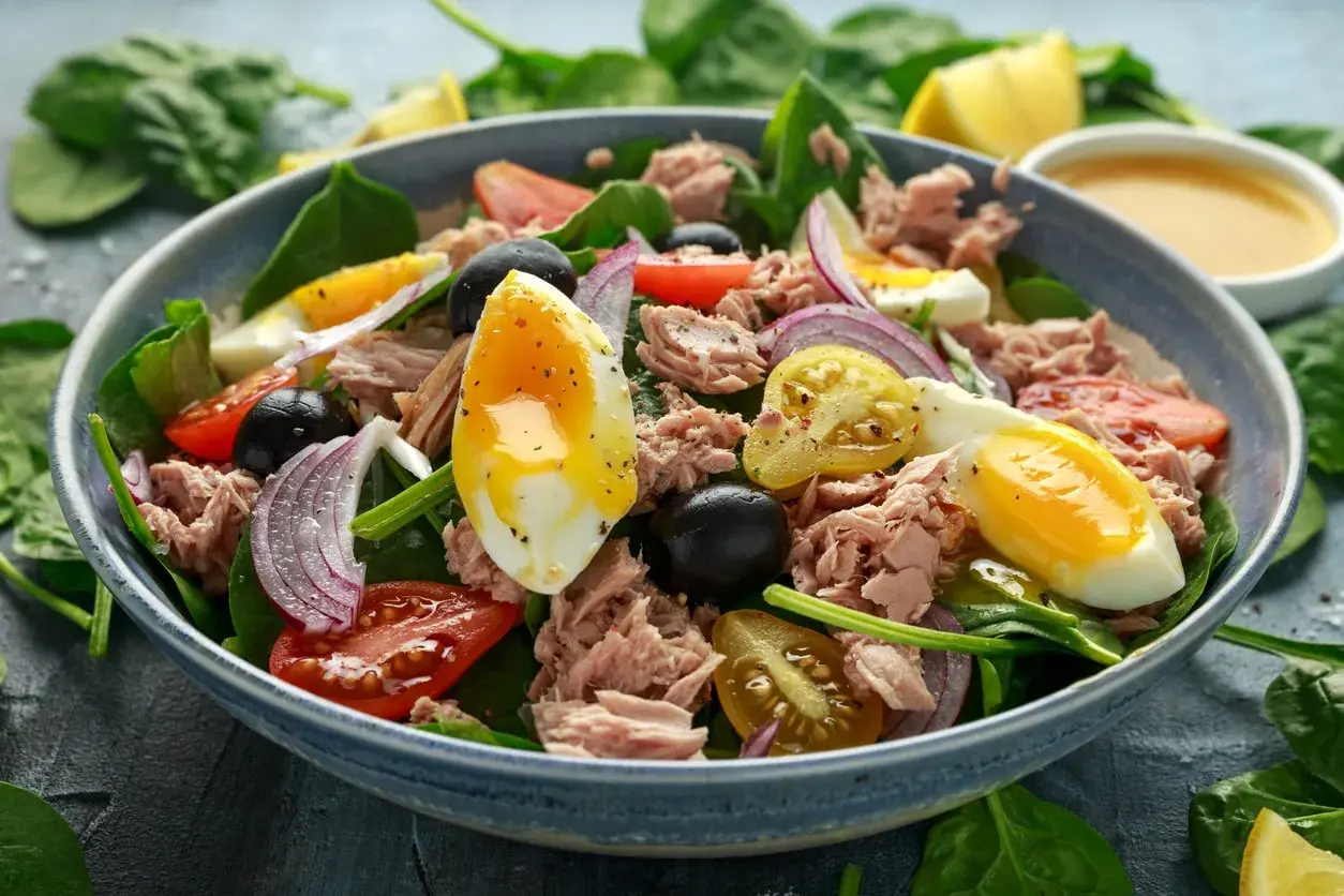 Keto sałatka z tuńczykiem bez ryżu: Szybki przepis, idealne makro!