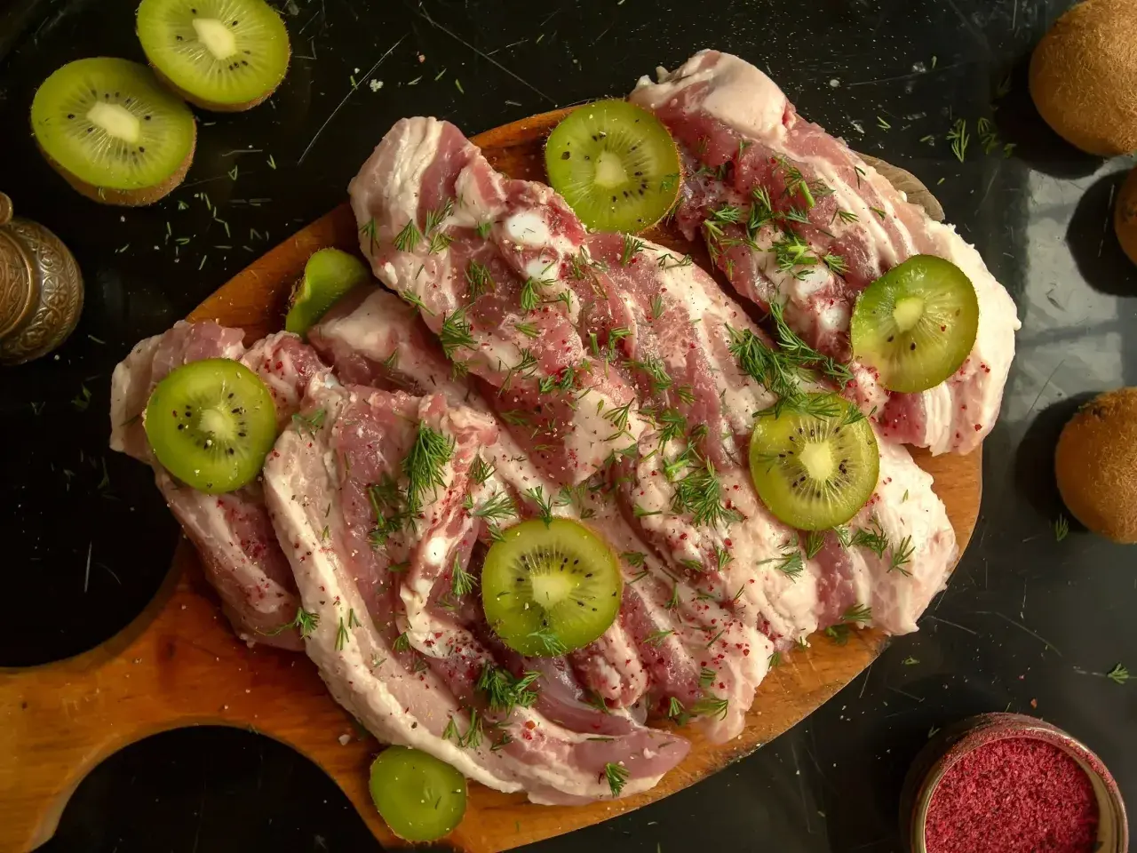 Kiwi, ananas: Czas marynowania mięsa. Uniknij papki!