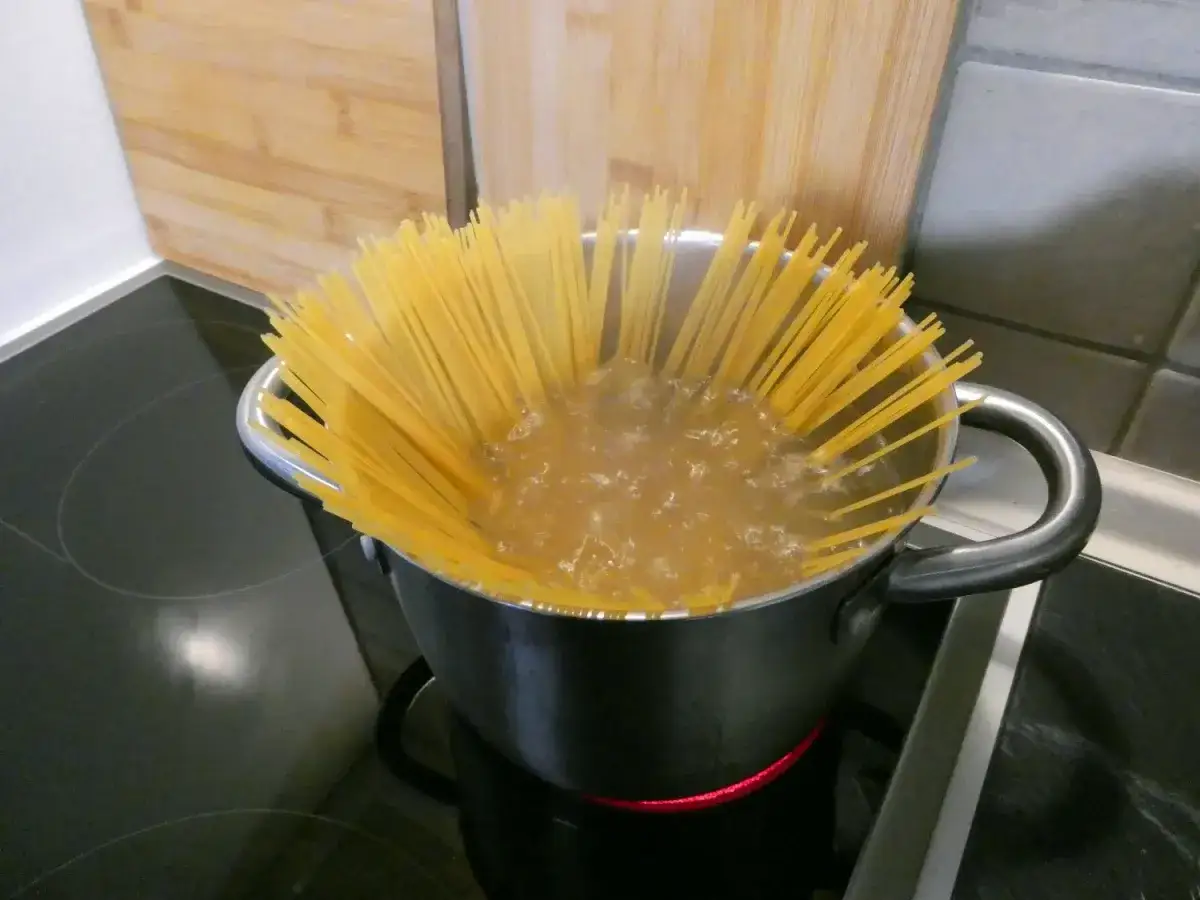 Gotujący się makaron nitki w garnku