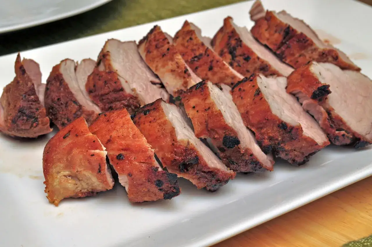Pokrojona polędwica wieprzowa, soczysta i rumiana, idealna na obiad. Sprawdź polędwica wieprzowa kcal, by zaplanować dietę.