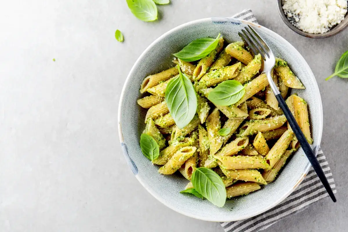 idealnie ugotowany makaron bezglutenowy z pesto