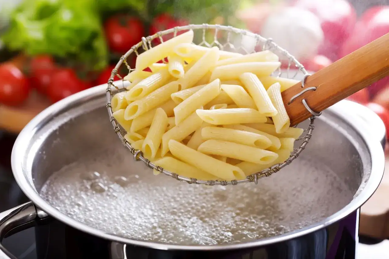 gotujący się makaron al dente