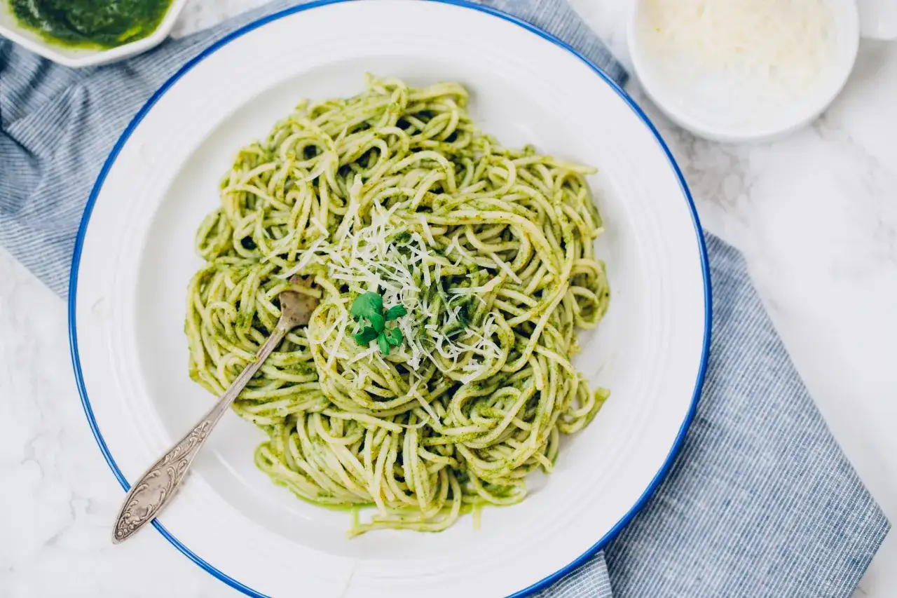 pesto z makaronem zielone