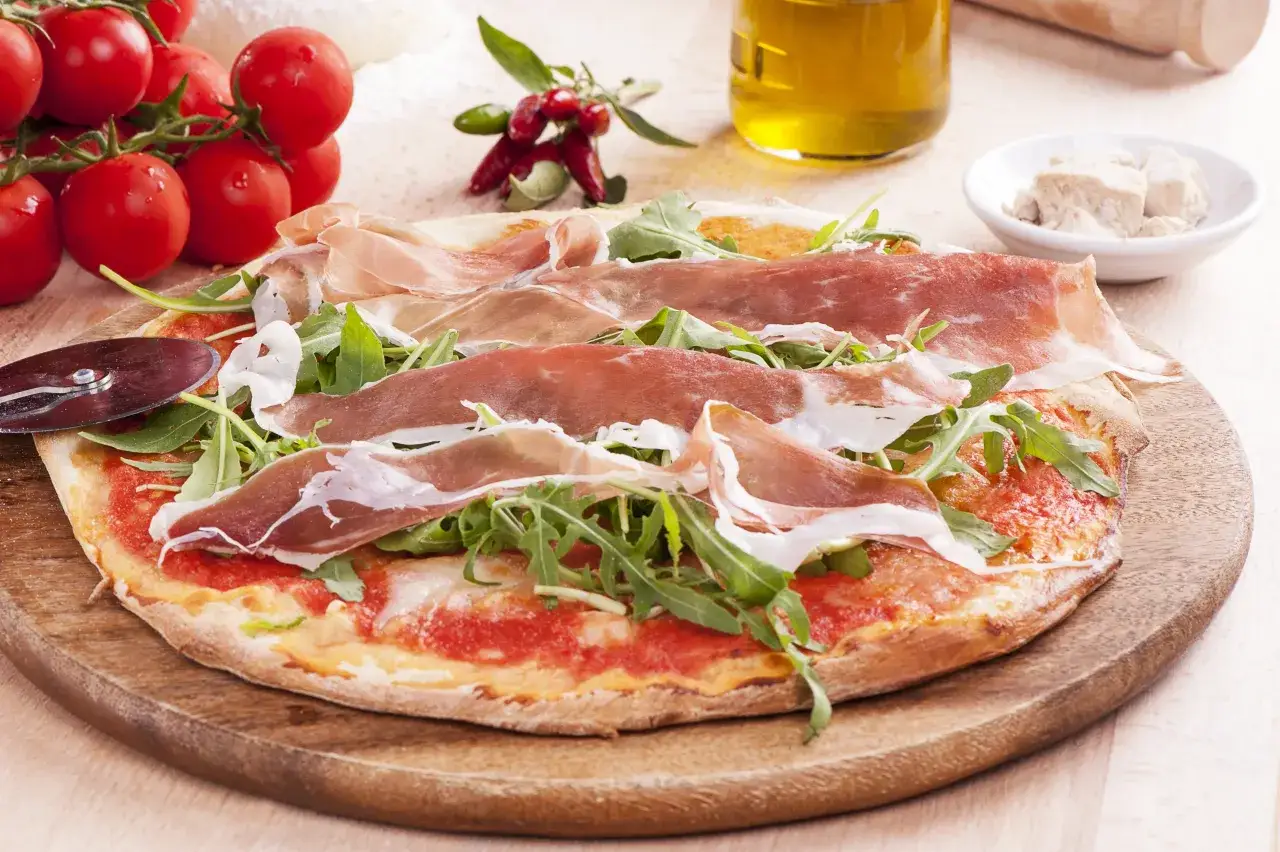 pizza z szynką parmeńską gotowana